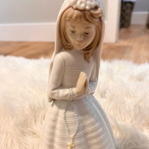 Retired NAO by Lladro Porcelain Figurine
"First Communion Girl with Rosary"